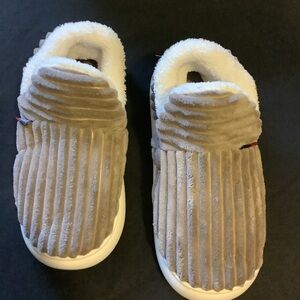 New Cloud slippers women’s Men size 11 new without tags